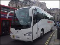 Scania Irizar von Laguna Holidays aus England in London am 25.09.2013