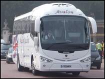 Scania Irizar von Avalon Coaches aus England in London am 25.09.2013
