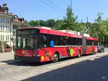 Bern Mobil - Trolleybus Nr.12 mit Werbung für das Paul Klee Zentrum in Bern unterwegs auf der Linie 12 in der Altstadt von Bern am 06.06.2015