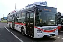 Der völlig neue Iveco Urbanway 12M CNG 3SM 8850 (PID-1389)  Komet  von ČSAD MHD Kladno wartet auf seinen Auftrag als PID-Vorortlinie 319 am Prager Flughafen, 13. 6. 2015.