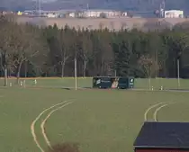 Im Vogtland gibt es nur wenige Buslinien, die meisten im Schülerverkehr. Ohne Auto geht es in dieser ländlichen Region gar nicht, leider! Ein Bus des Vogtländischen Verkehrsverbundes bei Drochaus in Richtung Mehltheuer. 14.03.2014