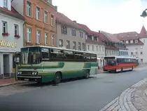 Ikarus 258 - DD CY 31 (vorn) und MB O 405 - RG S 683 (ex Hamburger Hochbahn, HH-Z 7449, #8698) (hinten) - in Wilsdruff, Markt - am 13.06.2015 --> Fotosonderfahrt