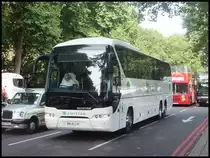 Neoplan Tourliner von Hamilton aus England in London am 26.09.2013