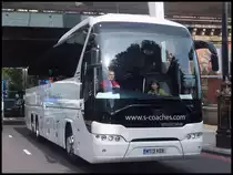 Neoplan Tourliner von S-Coaches aus England in London am 26.09.2013