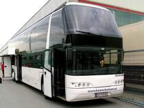 NEOPLAN Skyliner(520PS), der Mannschaftsbus der SCR-Altach (Vlbg) und hat soeben die Spieler vor dem FILL-Metallbaustadion in Ried i.I. aussteigen lassen, h�tten diese gewusst, da� sie eine 3:0 Niederlage erleiden, w�ren sie wohl besser nicht ausgestiegen; RIED i.I. 080709