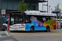 . Am Bahnhof von Wetzlar hält dieser Solaris kurz an um Fahrgäste aufzunehmen im diese in die Stadt zu fahren.  29.06.2015