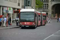 HH-HN 2400 ist am 11.07.2015 auf der Linie M5 in Hamburg unterwegs. Aufgenommen wurde ein VanHool AGG 300 / Hamburg Rathausmarkt.
