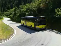 Ein Mercedes-Benz Integro der Monterfonerbahn AG am 25.7.2015 bei der Fahrt auf der VVV-Linie 85 von Bielerhöhe Silvretta Stausee in Rchtung Schruns Bahnhof.