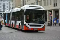 HH-YB 1477 fährt am 11.07.2015 auf der Linie 109. Aufgenommen wurde ein Volvo 7900 Hybrid Gelenkbus / Hochbahn / Hamburg Rathausmarkt.
