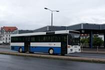 Gotha: Mercedes-Benz O 407 der Thüringerwaldbahn und Straßenbahn Gotha GmbH, aufgenommen im Juli 2015 am Zentralen Omnibusbahnhof in Gotha.
