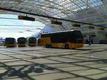 Blick auf die Haltestelle Chur Postautostation am 21.7.2015. Diese Haltestelle befindet sich im 1. Stock direkt über den Bahnsteigen des Bahnhofs Chur.