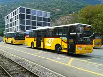 Zwei SETRA S 415 UL der PostAuto Schweiz AG am 22.7.2015 an der Haltestelle Brig Bahnhof.