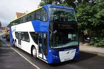 Stadtbus Gotha: Volvo Unvi Urbis 2.5 DD (Wagennummer 141) des Omnibusbetriebes Wolfgang Steinbrück, aufgenommen im Juli 2015 in der Hersdorfstraße in Gotha.