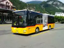 Hier zu sehen ist ein MAN Lion's City von PostAuto, am 23.7.2015 an der Haltestelle Meiringen Bahnhof.