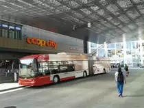 Ein Hess-Gelenkbus am 24.7.2015 an der Haltestelle Winterthur Hauptbahnhof.