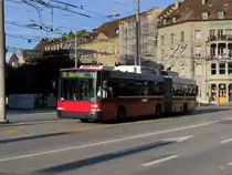 Bern Mobil - NAW Trolleybus Nr.10 im Morgenlicht unterwegs auf der Linie 11 in Bern am 26.07.2015