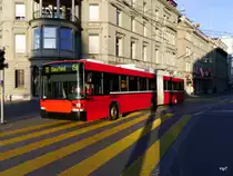 Bern Mobil - NAW Trolleybus Nr.19 im Morgenlicht unterwegs auf der Linie 11 in Bern am 26.07.2015