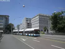 VBZ Nr. 90 (Hess Lightram 3 BGGT-N2C) am 24.7.2015 bei der Haltestelle Sihlpost/Hauptbahnhof. Dieser Wagen kam im Jahre 2014 als Ergänzung zur VBZ, da sich der Bedarf für Lightrams infolge geplanten Trolleynetz Ausbauten erhöhte.