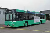 MAN Bus 825 wartet auf dem Hof der Garage Rankstrasse auf den nächsten Einsatz. Die Aufnahme stammt vom 09.08.2015.