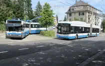 VBZ Nr. 152 (Hess, SwTr3) bedient am 6.8.2015 die Linie 46, während VBZ Nr. 122 (MB O 405 GTZ) in der Wendeschleife Lehenstrasse die Rückfahrt nach Tiefenbrunnen abwartet.
