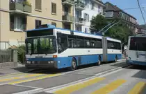 Noch immer gebraucht werden die 4 verbliebenen Mercedes-Benz O 405 GTZ. VBZ Nr. 131 am 6.8.2015 bei der Lehenstrasse, zur Zeit provisorische Endhaltestelle der durch Baustellen verkürzten Linie 33.
