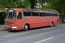 B-EO 302H steht am 19.07.2015 abgestellt am U-Bahnhof Ruhleben. Aufgenommen wurde ein Mercedes Benz O 302. 