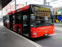 Zimmerberg Bus - MAN  Nr.22  ZH  402478 unterwegs auf der Linie 121 bei den Haltestellen vor dem Bahnhof in Wädenswil am 26.07.2015
