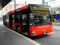 Zimmerberg Bus - MAN  Nr.22  ZH  402478 unterwegs auf der Linie 121 bei den Haltestellen vor dem Bahnhof in Wädenswil am 26.07.2015