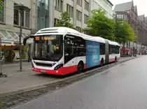 HHA 7484 Volvo 7900 LH Hybrid auf Linie 109, Rathausmarkt am 12.07.15