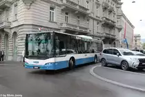 VBZ Nr. 253 (Neoplan Centroliner Evolution N4516) am 1.8.2015 beim Stadthausquai. Da der Tramverkehr im Limmatquai infolge der Bellevue-Baustelle komplett eingestellt ist, verkehren zwischen Central und Bürkliplatz Ersatzbusse. Diese Ersatzbusse verkehren nach Ankunft beim Bürkliplatz durch die Börsenstrasse und Stadthauquai zurück zum Limmatquai. An dieser Stelle sind sonst keine VBZ-Busse zu sehen.