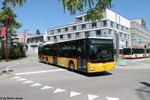 Postauto/PU SteinerBus Nr. 11 (MAN A25 Lion's City ÜL) am 3.8.2015 beim Bhf. Zollikofen.