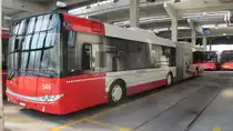 Stadtbus Nr. 346 (Solaris Urbino 18) am 12.6.2015 im Depot Deutweg. Tramschienen sind noch die letzten Zeugen der einstigen Strassenbahn Winterthur (bis 1951).
