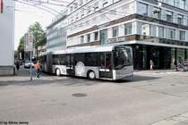Stadtbus Winterthur Nr. 338 ''25 Jahre ZVV'' (Solaris Urbino 18) am 4.8.2015 in Winterthur, Schmidgasse. Die fahrende Glückwunschkarte ist derzeit der einzige Bus bei Stadtbus Winterthur, wo die Front mit in die Werbung einbezogen wurde. Bei anderen Vollwerbebussen bei Stadtbus wurde der vordere Drittel des Fahrzeugs in den SBW-Hausfarben belassen.