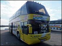 Neoplan Spaceliner von JobTours aus Deutschland im Stadthafen Sassnitz am 27.10.2013