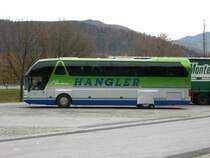 Bus von Hangler, Lohnsburg, Oberösterreich auf dem Autobahnparkplatz in der Steiermark. Das Bild entstand im Rahmen der Saisonabschlussfahrt 2007.