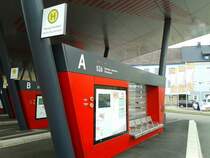 Blick auf die Busleiste A der Haltestelle Attnang-Puchheim Bahnhof (Busterminal) am 18.8.2015.