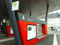 Blick auf die Busleiste A der Haltestelle Attnang-Puchheim Bahnhof (Busterminal) am 18.8.2015.