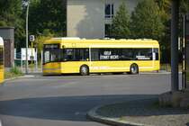 B-V 1686 (Solaris Urbino 12 Electric) steht am 04.09.2015 an der Endhaltestelle Berlin Hertzallee.
