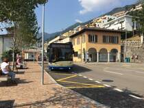 FART-Solaris Urbino fährt in die Haltestelle Brissago, Posta ein, am 27.7.15