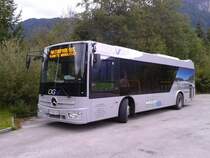  Sanfte Mobilität , so wirbt der Naturparkbus Weißesee. In der Winter- und Sommersaison erreicht man mit dem Bus halbstündlich und in der Zwischensaison stündlich die Orte entlang des Weißensees. Ab der Haltestelle Kreuzberg Gh Kreuzwirt, der Endstation der zwei Naturparkbuslinien, sieht es leider anders aus. Ab hier fährt in Richtung Greifenburg (Kfl. 5068 sowie in Richtung Weißbriach (Kfl. 5066) fast gar kein Bus, was schon etwas kläglich für ein Tourismusziel ist. Es wird vom und zum Weißensee aber immerhin ein Anruf-Bahnhofsshuttle vom und zum Bahnhof Greifenburg-Weißensee angeboten. Noch etwas zum Bild: Hier zu sehen ist ein Mercedes – Kutsenits Hydra am 13.9.2015 nahe der Haltestelle Parkplatz-Praditz.