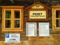 Bushaltestelle Dienten am Hochkönig Ortsmitte am 10.9.2015. Hier darf der Bus aber nur stehen bleiben wenn er auch Patienten für den Arzt dabei hat ;D