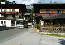 Hier zu sehen ist ein Merzedes-Benz Integro unterwegs von Dienten am Hochkönig Salzburger Hof nach Saalfelden Bahnhof (KFL 620). Aufgenommen am 10.9.2015 zwischen den Haltestellen Dienten am Hochkönig Ortsmitte und Dienten am Hochkönig Hotel Hochkönig.