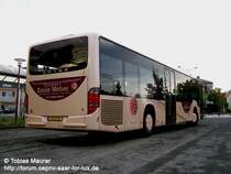 12.07.08: Die rechte Heckansicht des EW 1236, einem Setra 416 NF. Zwischen der Hinterachse und der Lfterverkleidung ist eine  schlmere  Scheibe erkennbar. An dieser Stelle kann auch eine einflglige Tr eingebaut werden, wenn ich mich recht entsinne hat Emile Weber sogar einen 3 Trigen 416 NF in seinem Fuhrpark. Auch lsst sich die Verwandschaft zum Citaro nicht verheimlichen.