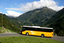 Ein Setra S 412 UL Postauto auf dem Kurs 31.163 Meiringen - Engstlenalp an der Station Haberen; 20.09.2015
