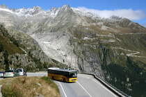 Ein Mercedes-Benz Integro Postauto auf dem Kurs 31.161 Meiringen - Oberwald auf der Grimselpass Südrampe. Im Hintergrund ist der Furkapass mit Rhonegletscher zu sehen; 20.09.2015