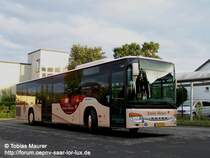 12.07.08: An der Schule in Remich steht dieser Setra 416 NF. Er geh�rt zum Fuhrpark der Voyages Emile Weber. Die Klimaanlage stammt von WEBASTO, die Zielanzeige von MobiTec. Die �berlandbestuhlung tr�gt den sch�nen, roten Sitzbezug mit dem Logo von Emile Weber.