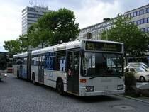 MB O405GN ,Linie CE31 Hattingen Mitte  S  - Bochum Hbf.
mit Werbung  Hattingen hat`s  in Pausenstellung.(19.07.2008) 
