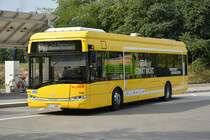 B-V 1686 fährt am 04.09.2015 auf der BVG Buslinie 204. Aufgenommen beim Einparken zwecks Laden der Akkus, Berlin S-Bahnhof Südkreuz, Solaris Urbino 12 Electric.

