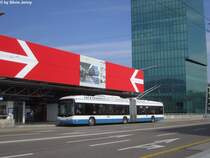 VBZ Nr. 168 (Hess Swisstrolley 4 BGT-N2D) am 10.9.2015 beim Bhf. Hardbrücke. Oberhalb des Buses hängt eine Werbung für das Tram Hardbrücke, mit dem die Tramlinie 8 ab Hardplatz über die Hardbrücke ins Werdhölzli verlängert werden soll.
