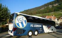 
Setra 516 HD (EW33) Eurobus flambant neuf photographié ce matin, samedi 03.10.2015, à Twann (lac de Bienne)
. Les clefs de ce véhicule, transporteur officiel du FC Zurich, ont officiellement été remise le 28.09.2015, il y a donc quelques jours seulement !